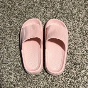 womens cloud slides, size 38-39